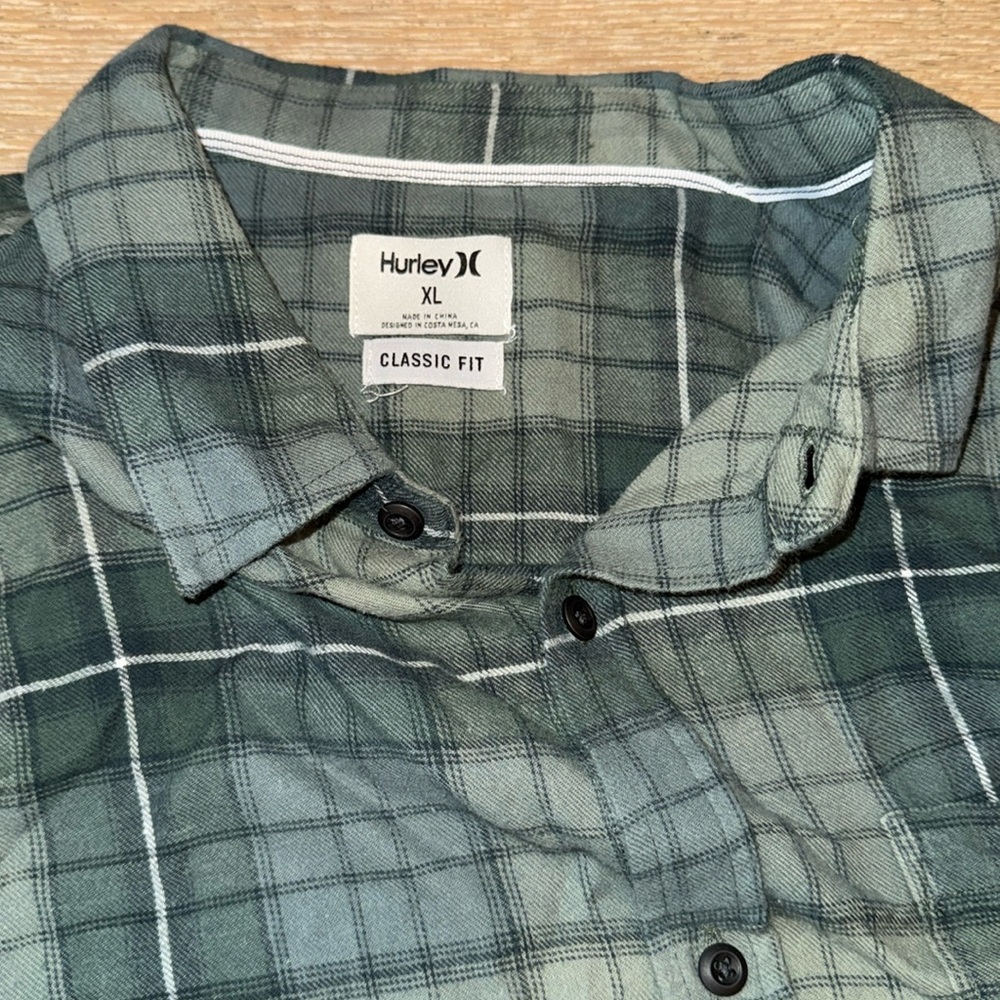Hurley Men’s Plaid Flannel in dark gray and olive green plaid print